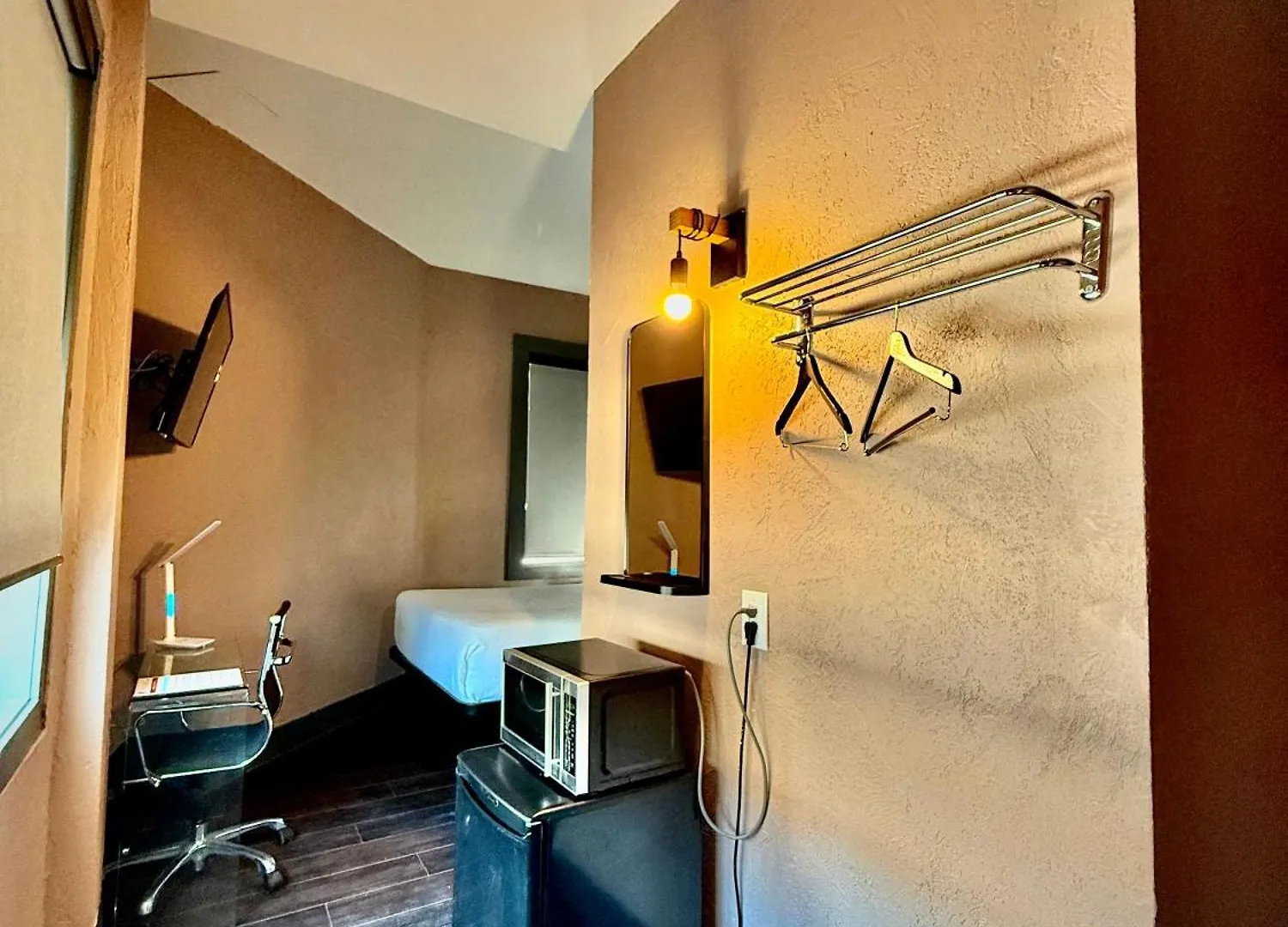 ** Hotel Royal Oak Inn Toronto Canada
