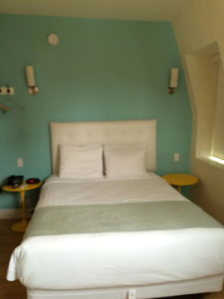 ** Hotel Royal Oak Inn Toronto Canada